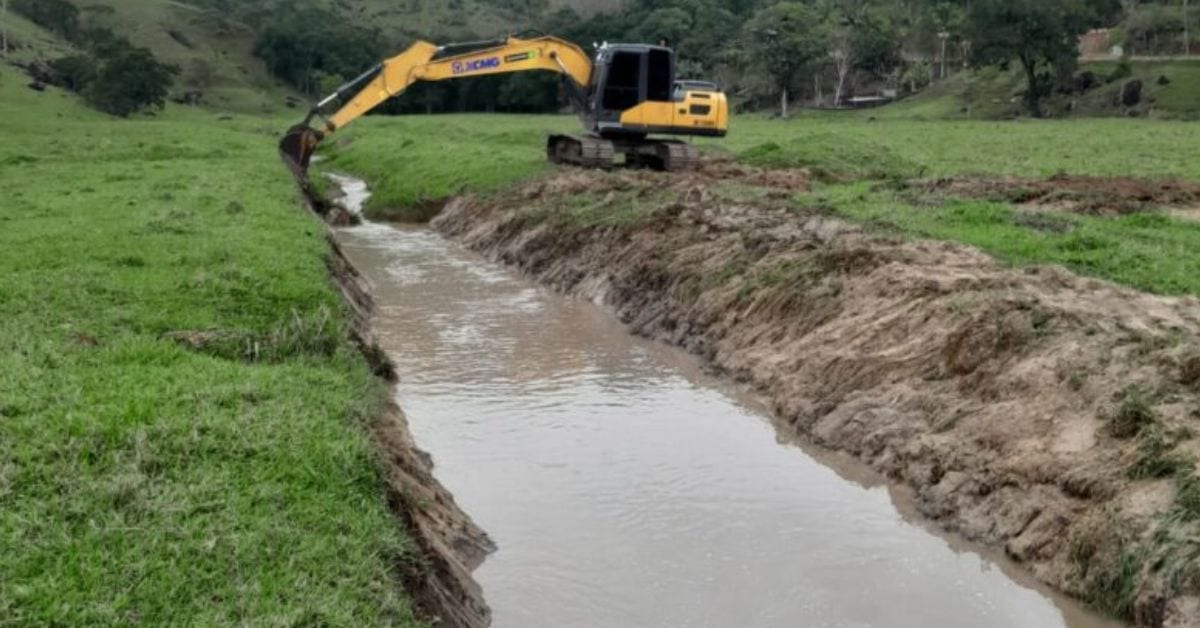 Governador Celso Ramos limpa rios contra risco de alagamentos por Super El Niño
