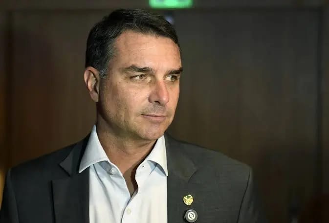 Flávio Bolsonaro teria despistado escolta do Senado antes de viajar para os EUA
