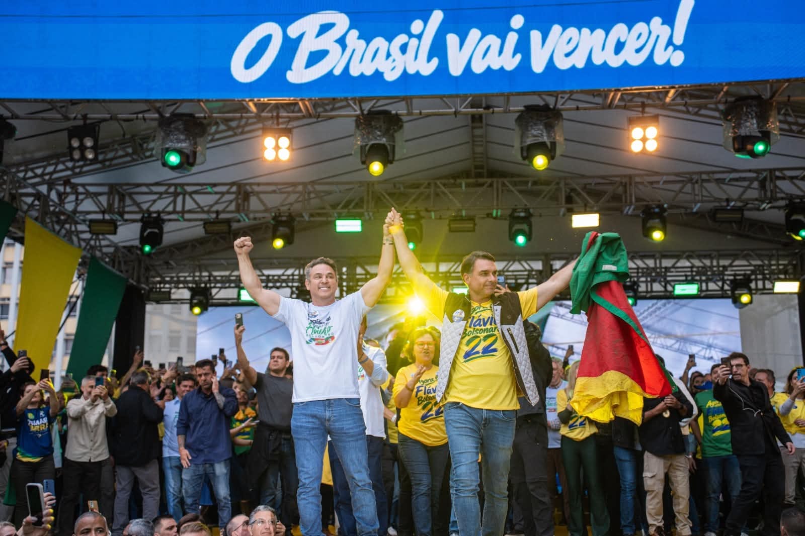 Flávio Bolsonaro assume compromisso com obras contra enchentes, renegociação das dívidas rurais e investimento em ferrov