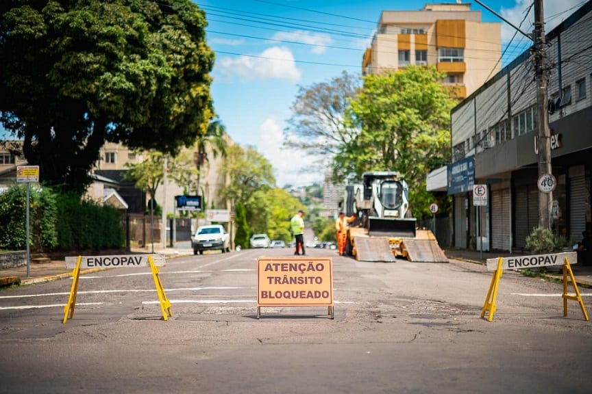 A segunda rua das 18 anunciadas: Prefeitura de NH inicia obra de recuperação asfáltica da Rua Tapes