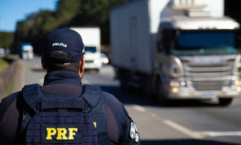 PRF pede concurso com 533 vagas e salários de até R$ 23 mil
