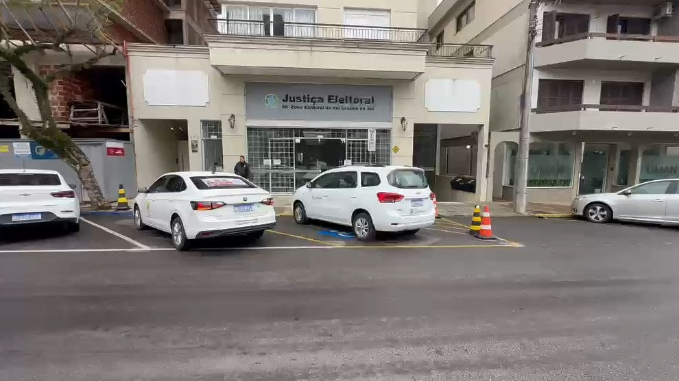 Vídeo: Cobertura Eleições 2026 – Apuração encerrada na Zona 88 enquanto impasse nacional sobre horário estendido gera de