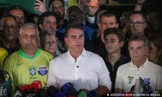 Flávio Bolsonaro contesta resultado das eleições e busca anulação do pleito