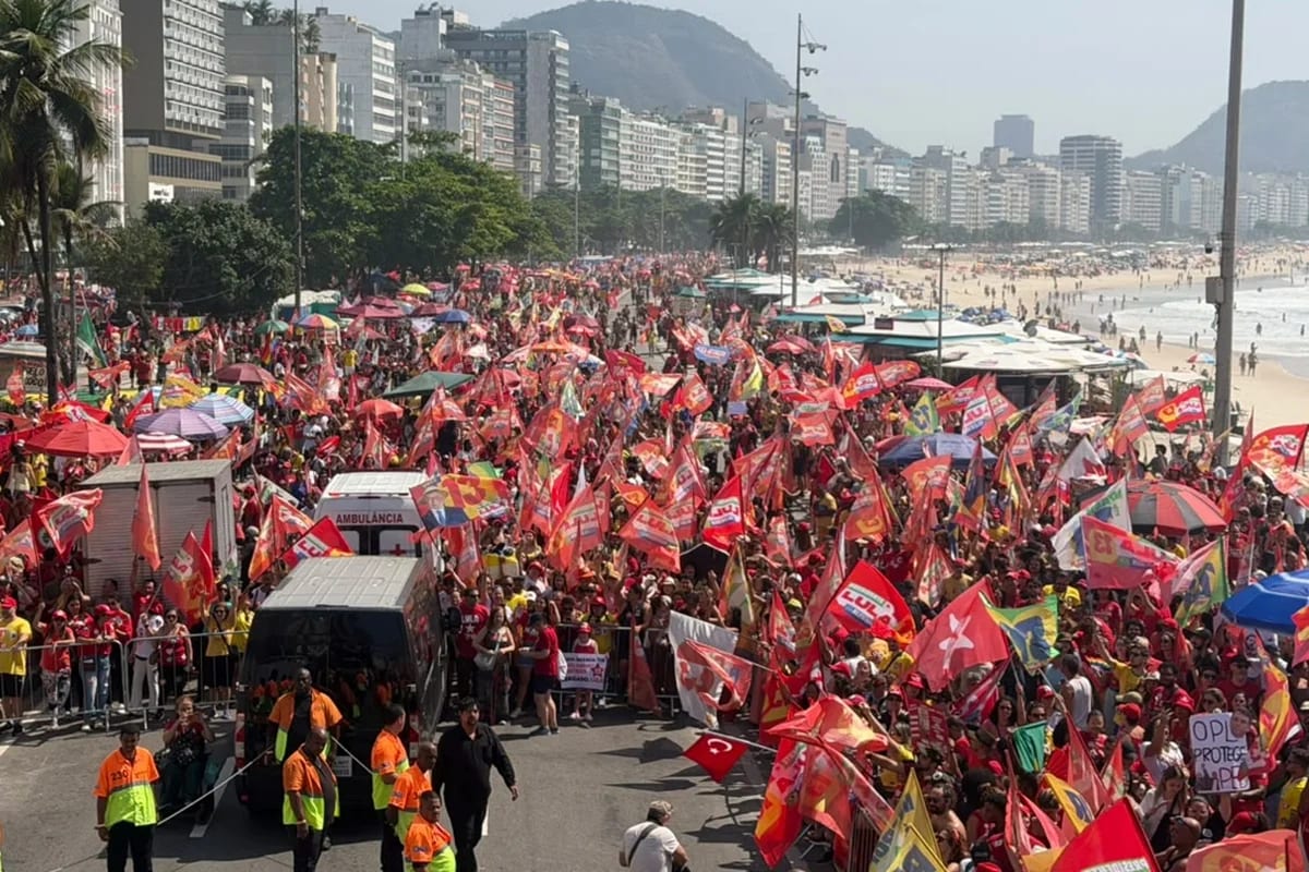 Manifestantes se concentram em Copacabana para ato pró-Lula
