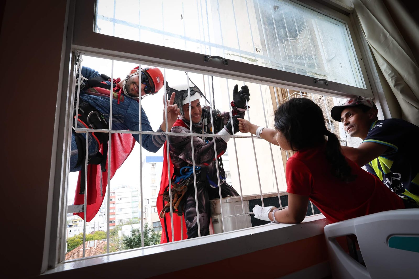 Dia da Criança: em hospital infantil de Porto Alegre, super-heróis chegam de rapel