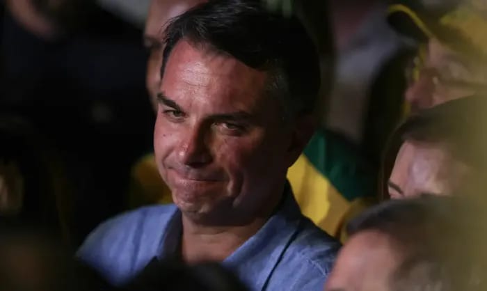 Fuga e Carta Controversa de Flávio Bolsonaro Aprofundam Isolamento Político e Levam Aliados a Reconhecer Derrota Eleitor