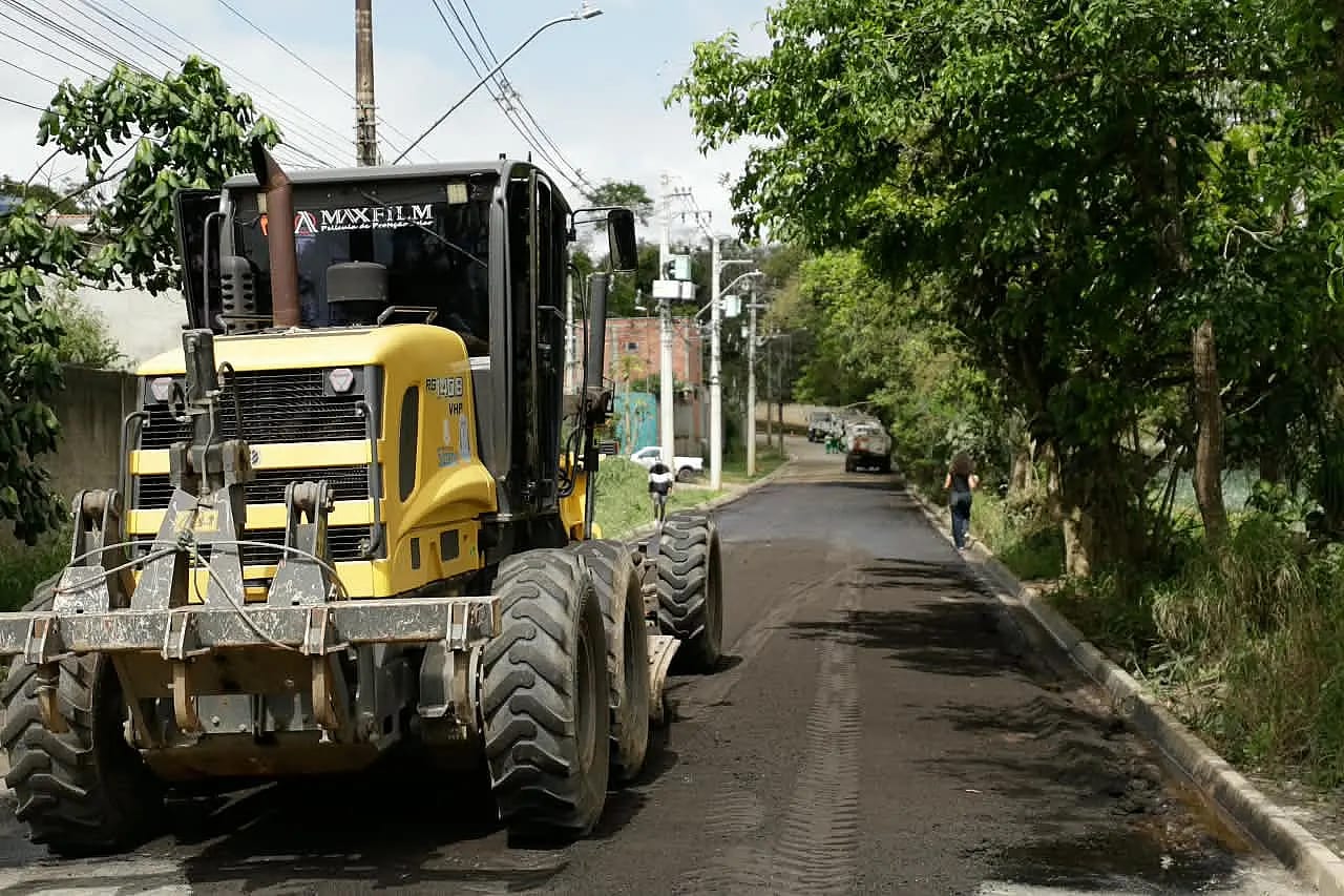 Rua Alfredo de Almeida recebe guias, sarjetas e nova camada de asfalto em 600 m