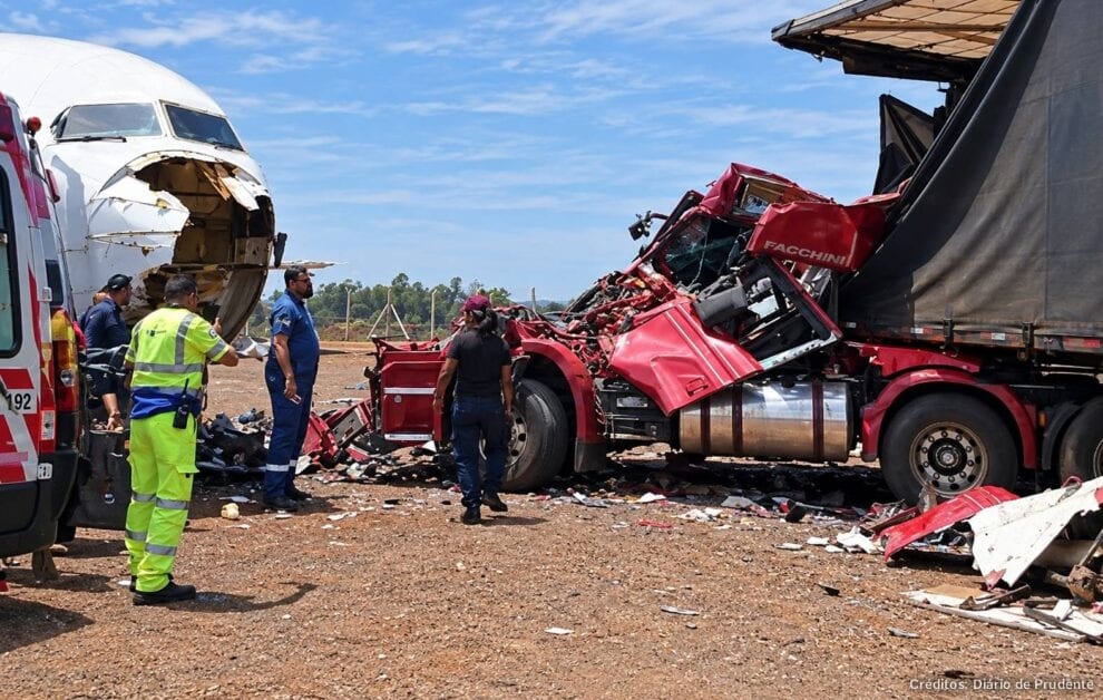 Motorista de carreta tem mal-subito e atinge avião às margens da rodovia Raposo Tavares na região de Presidente Prudente