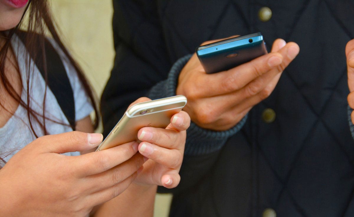 Leitura digital cresce com acesso gratuito e praticidade no smartphone