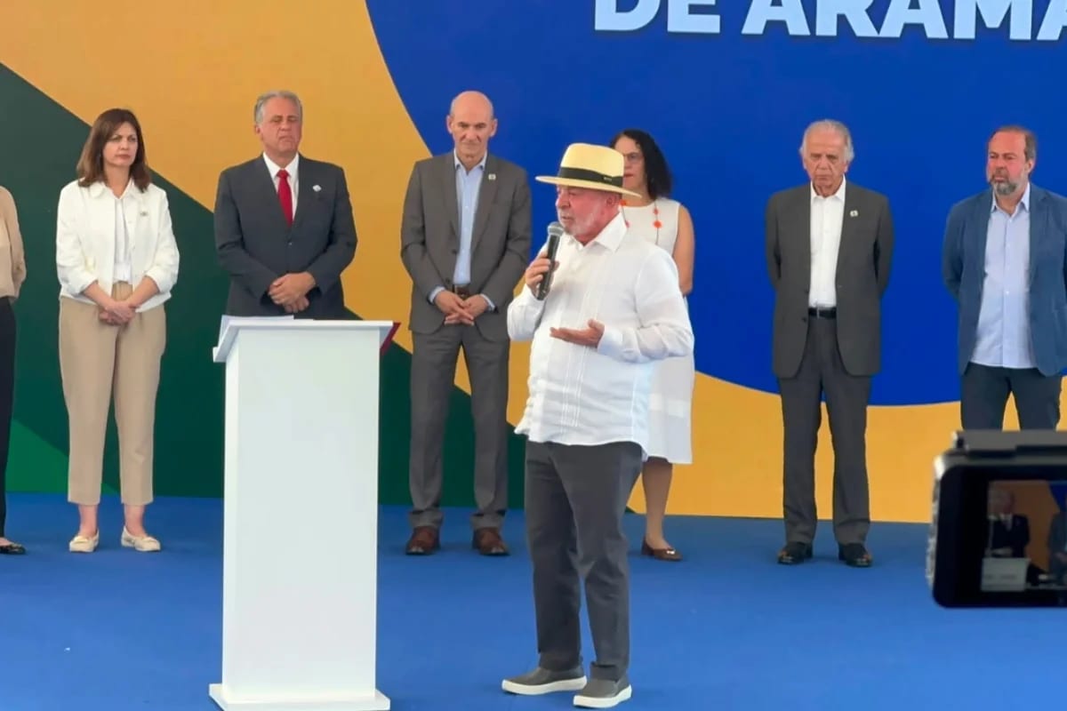 Lula promete mais recursos para concluir submarino nuclear