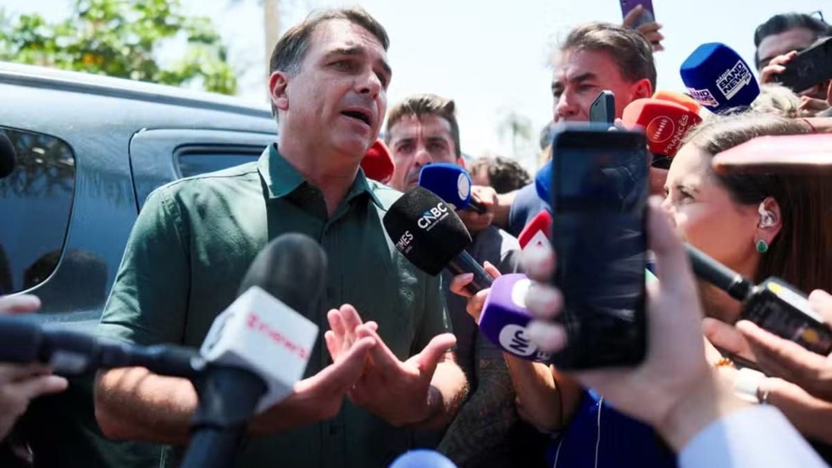 Flávio Bolsonaro muda de posição sobre escala 6×1 após visitar o pai e anuncia voto a favor: “Mas a gente defende algo a