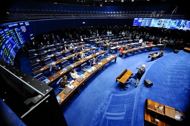 Fim da escala 6×1 e PEC da Segurança Pública vão ser analisadas na CCJ do Senado nesta quarta
