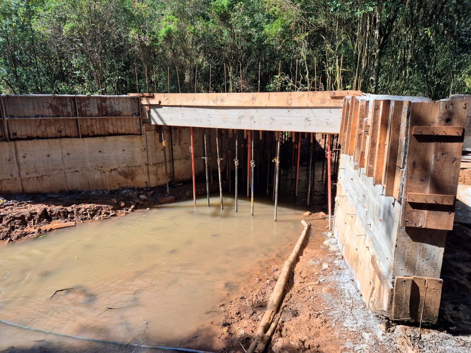 Prefeitura avança em obras de reconstrução de pontilhão na FR-65, em Linha Rio Branco