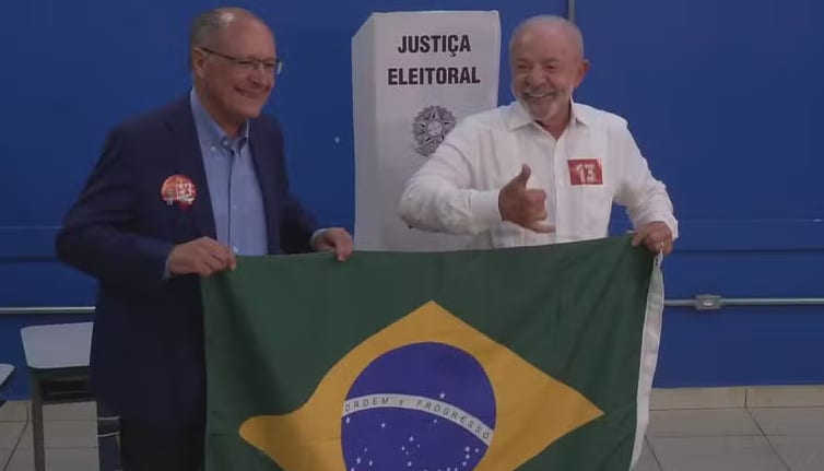“Eu nunca vi tanta mulher, homem e jovem clamando por democracia”, diz Lula após votar em São Bernardo do Campo