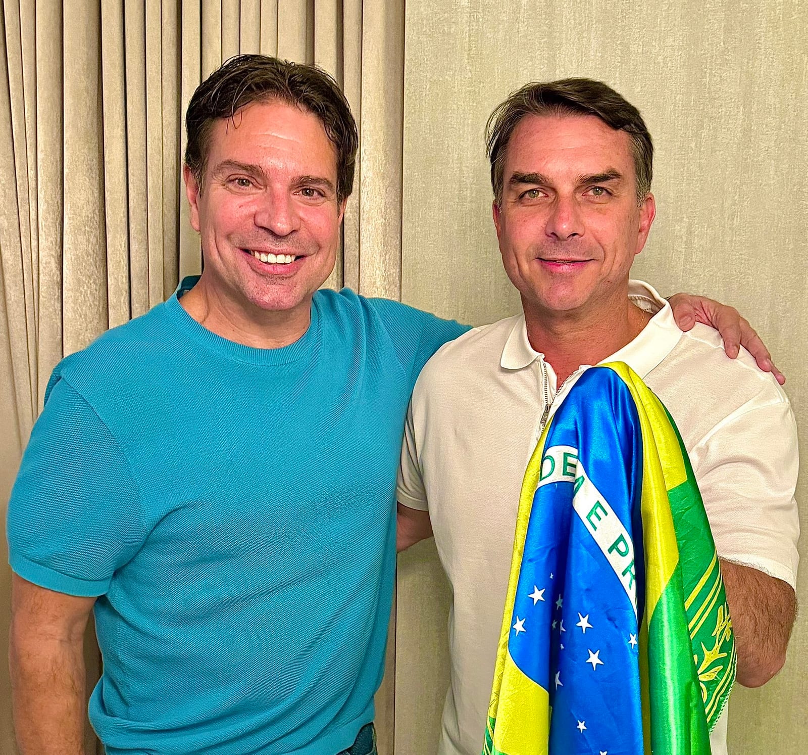 Flávio Bolsonaro posa ao lado de Ramagem, outro que fugiu da Justiça brasileira