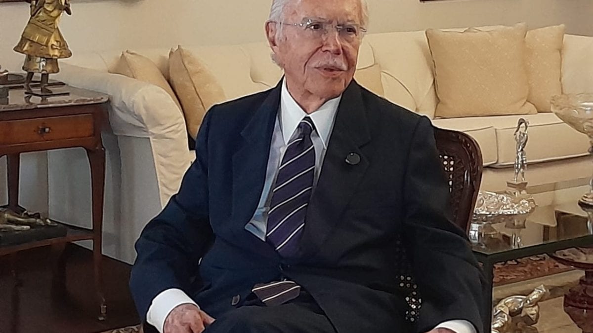 José Sarney volta a ser internado após sentir dores abdominais; ex-presidente já foi hospitalizado três vezes em poucas