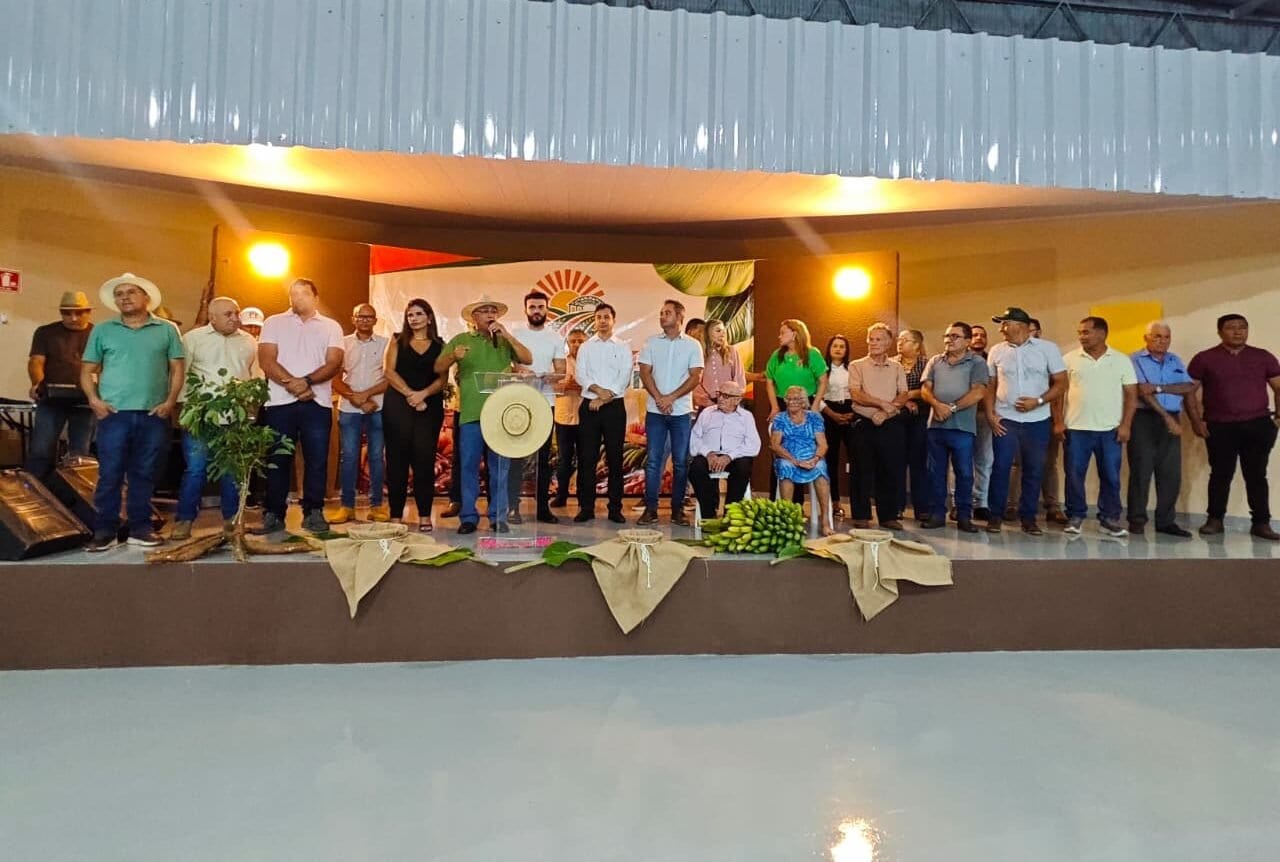 APARECIDA: Prefeitura revitaliza Feira Coberta Manoel Luiz e entrega duas caminhonetes e um trator