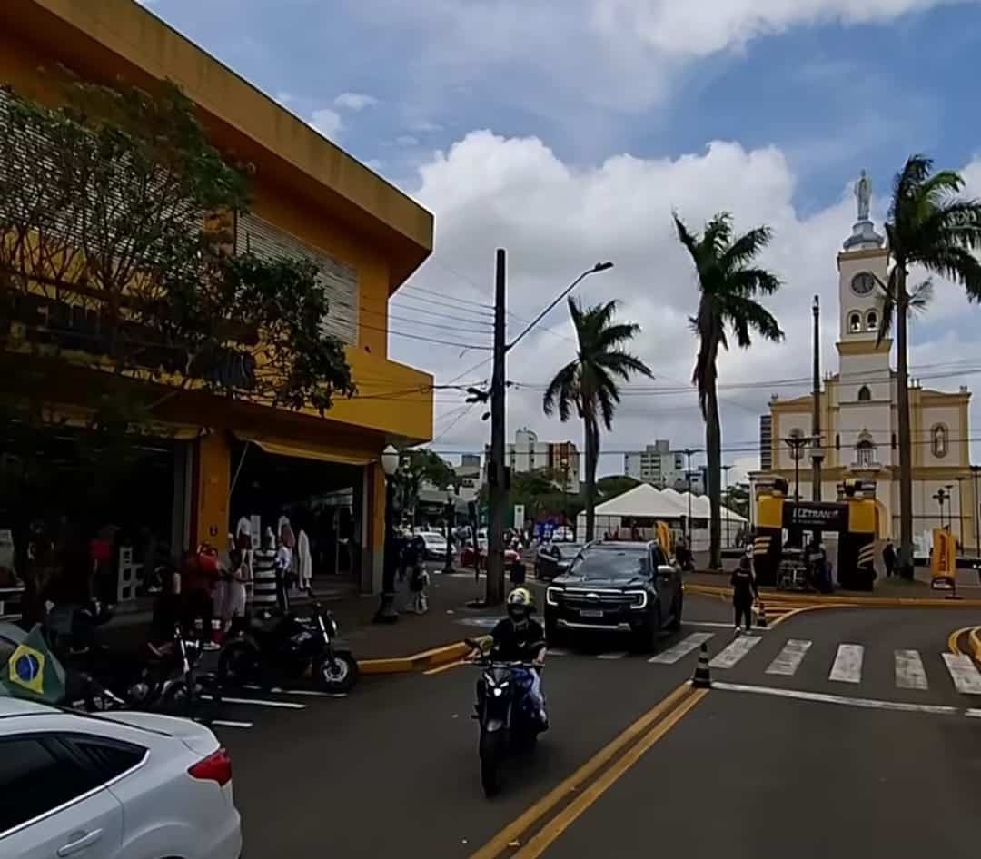APOIADORES DE BOLSONARO FAZEM MANIFESTO EM APUCARANA NOVAMENTE COM COMISSIONADOS DA PREFEITURA