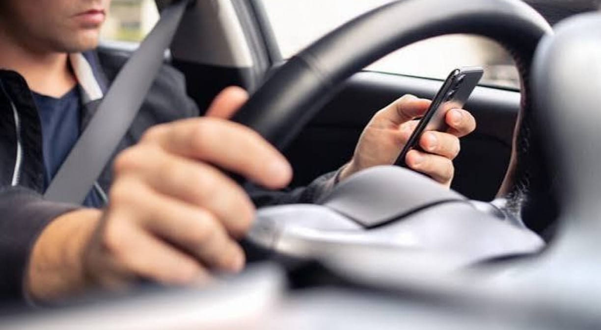 Segurança viária: França vai suspender carteira de quem usar celular ao volante