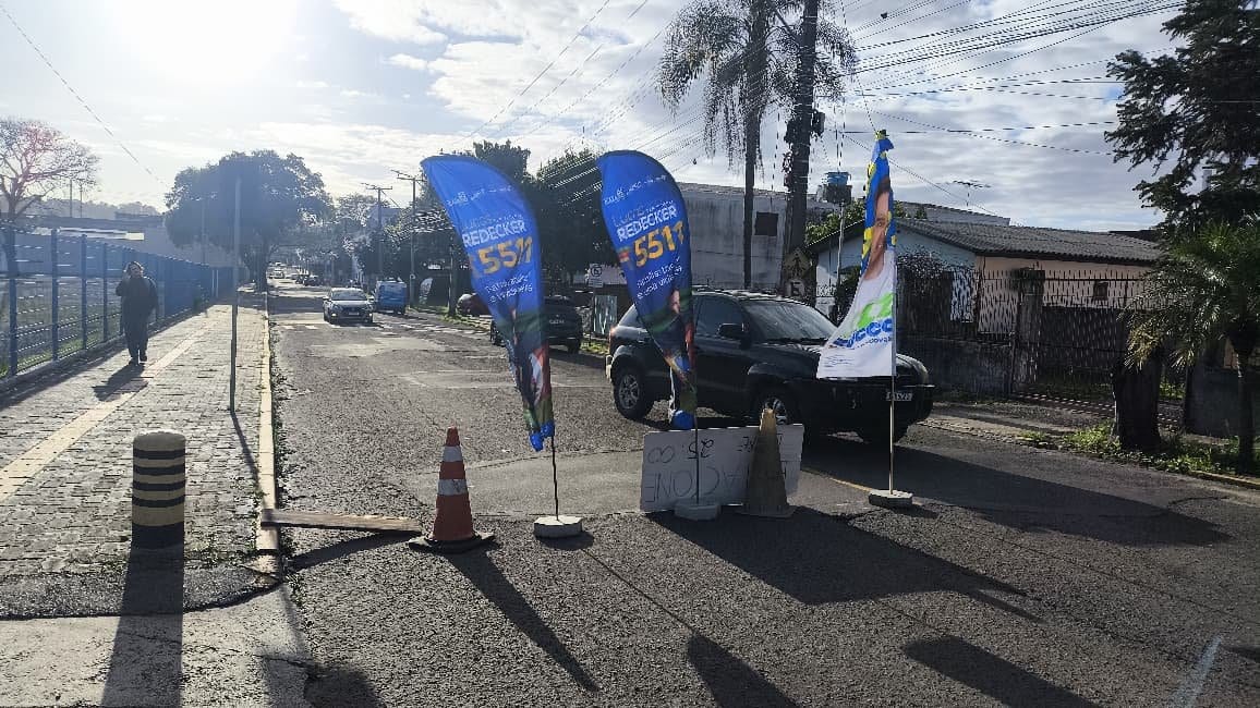 Moradores bloqueiam rua em Novo Hamburgo após mais de 50 horas sem luz