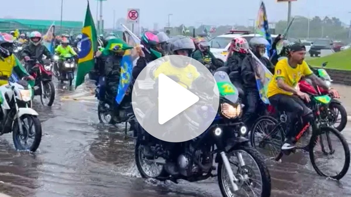 Sob chuva forte, motociata em apoio a Flávio Bolsonaro leva bandeiras do Brasil às ruas do RS