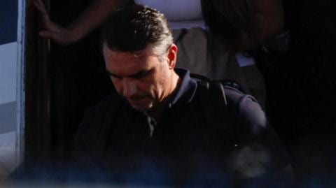 Após se declarar 'presidente', Flávio muda carta e se diz 'líder do Brasil'; o que aconteceu nessa 4ªf