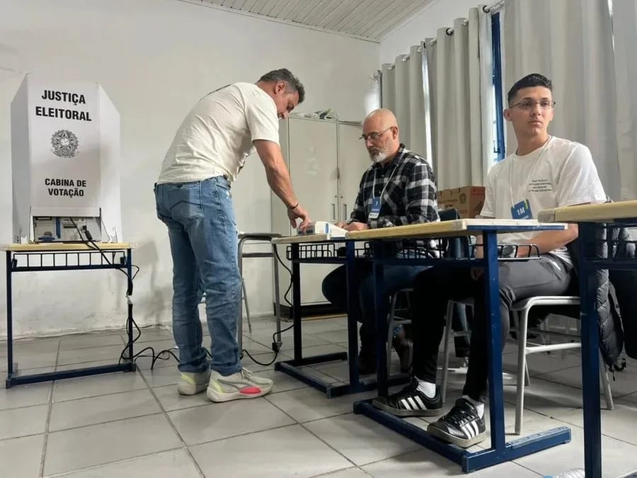 Zucco vota e torce pelo fim da polarização no País