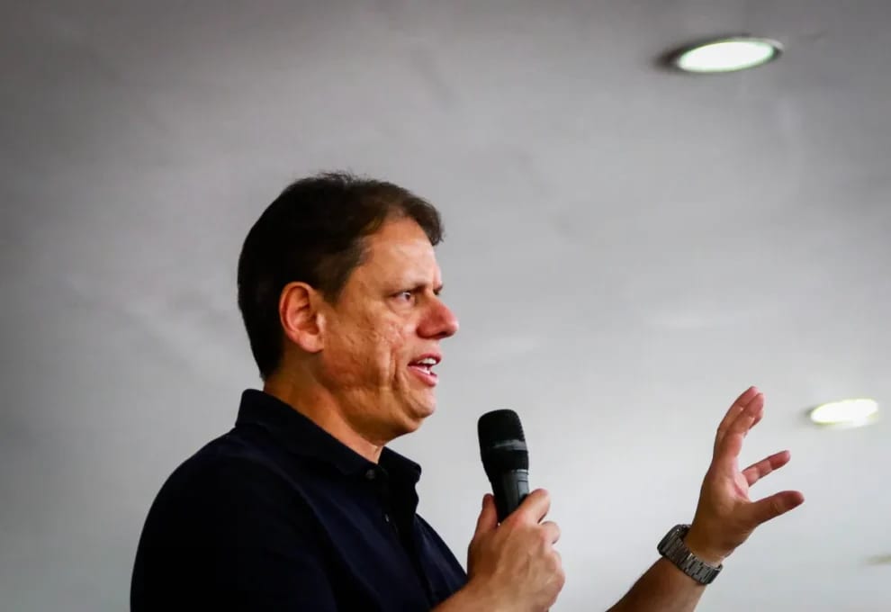 Tarcísio de Freitas planeja reformular secretariado para fortalecer alianças políticas
