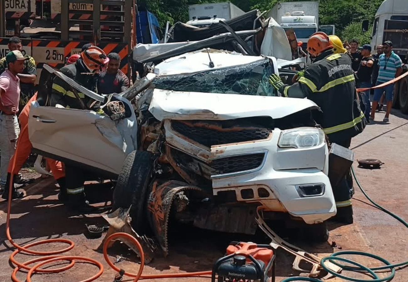 Criança morre e três pessoas ficam feridas em acidente entre caminhões e caminhonete na BR-153