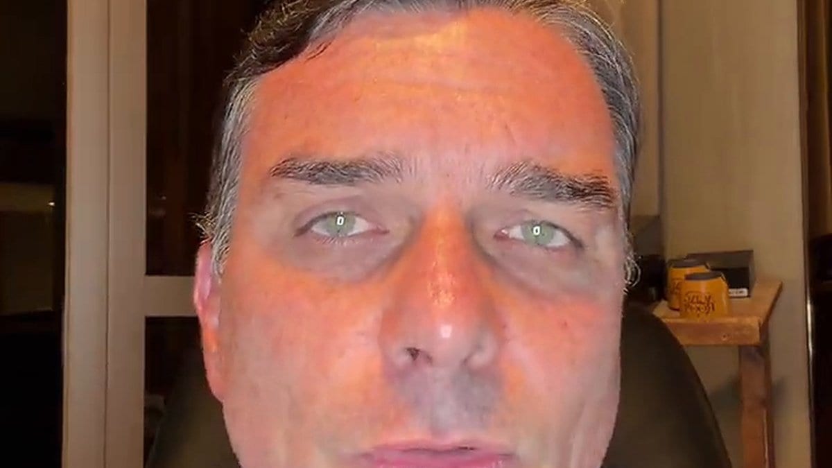 Flávio Bolsonaro se manifesta pela primeira vez após ir aos EUA: “Não saí do Brasil, saí pelo Brasil”