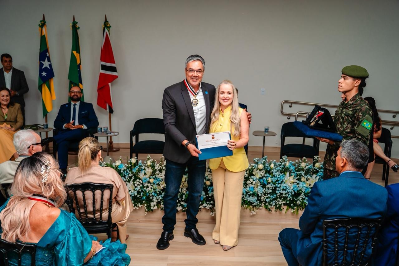 Prefeito Sérgio Reis é homenageado com Medalha Artur Reis no centenário do avô