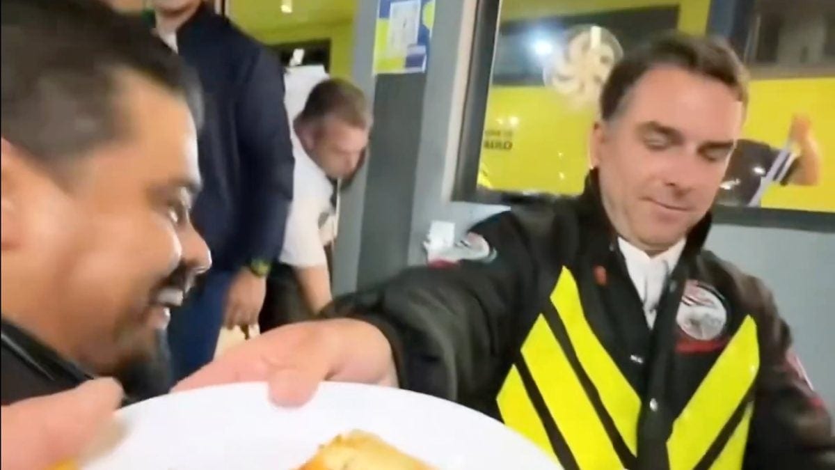 Flávio Bolsonaro encontra motoboys e distribui fatias de pizza em SP