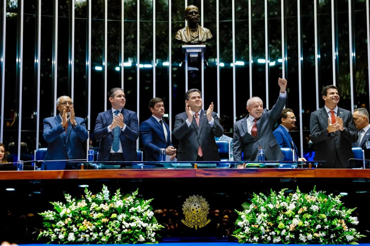 Presidente do Senado quebra protocolo para homenagear Paim na promulgação da emenda que acaba com a escala 6x1
