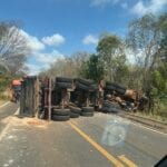 Atualização: acidente entre ônibus e caminhão não deixa vítimas fatais