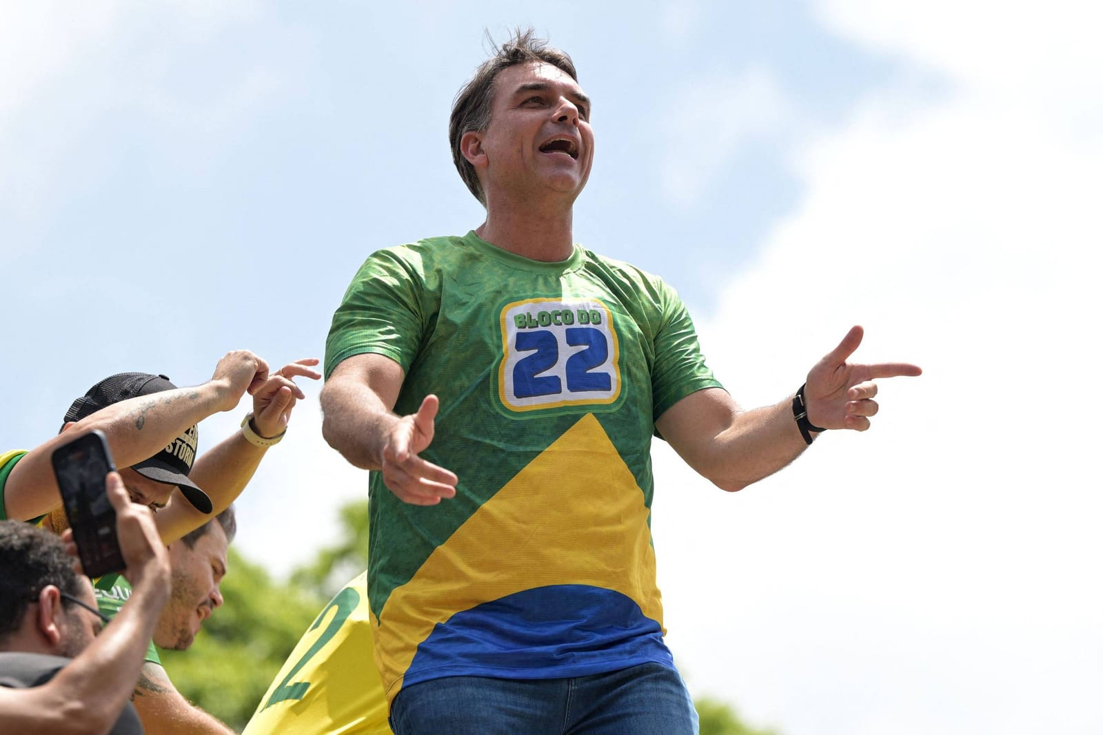 Flávio Bolsonaro manda apoiadores fiscalizarem mesários após fechamento das urnas