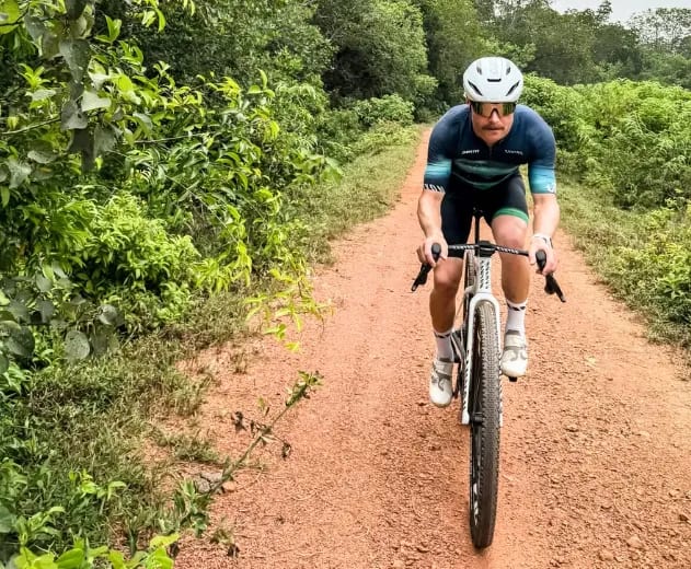 Piloto da F1 faz trajeto de 350 km entre corridas de bicicleta