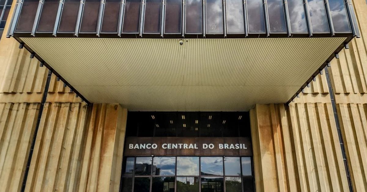 Dívidas pesam no orçamento das famílias, e Banco Central alerta para avanço da inadimplência