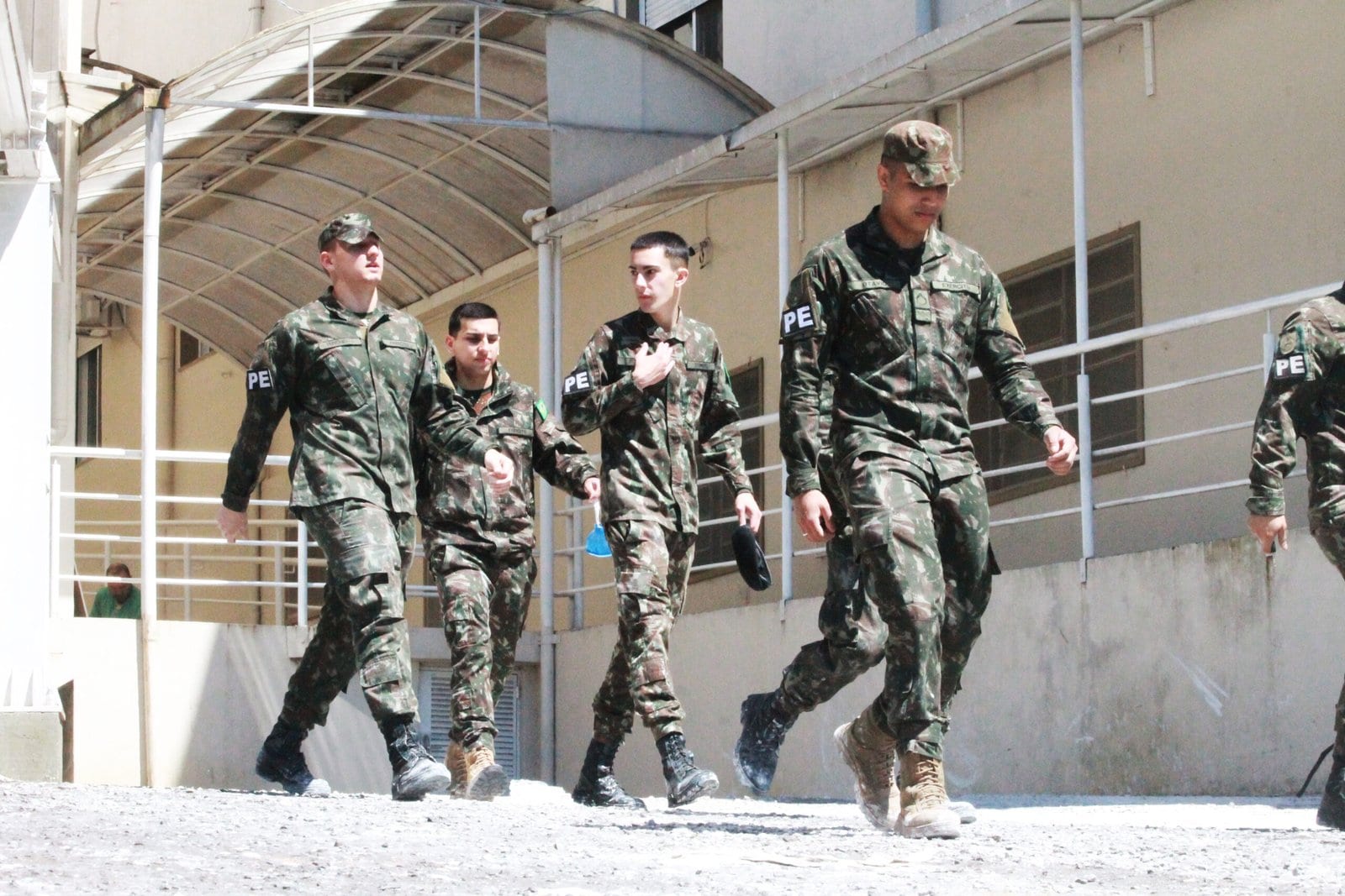 Exército brasileiro reforça apoio à prefeitura na distribuição de aluzinco