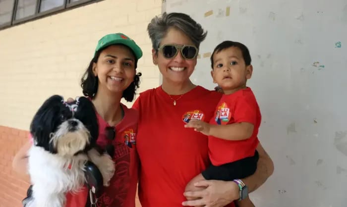 Educação Cívica na Urna: Famílias Levam Crianças a Seções Eleitorais para Ensinar Democracia