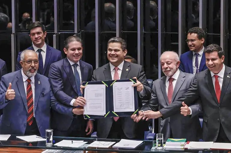 Congresso promulga fim da escala 6×1; veja quando a mudança passa a valer