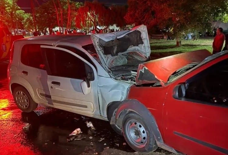 Colisão frontal entre dois carros deixa um morto e quatro feridos em Ibaiti