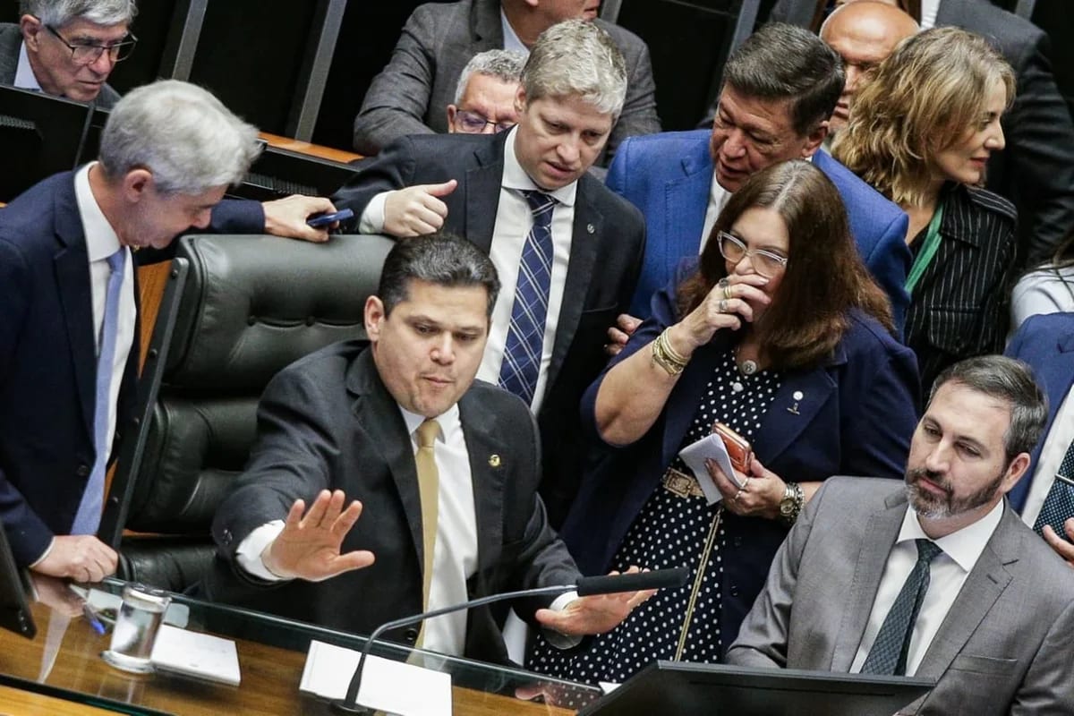 Alcolumbre amplia plano de saúde de ex-senadores para familiares