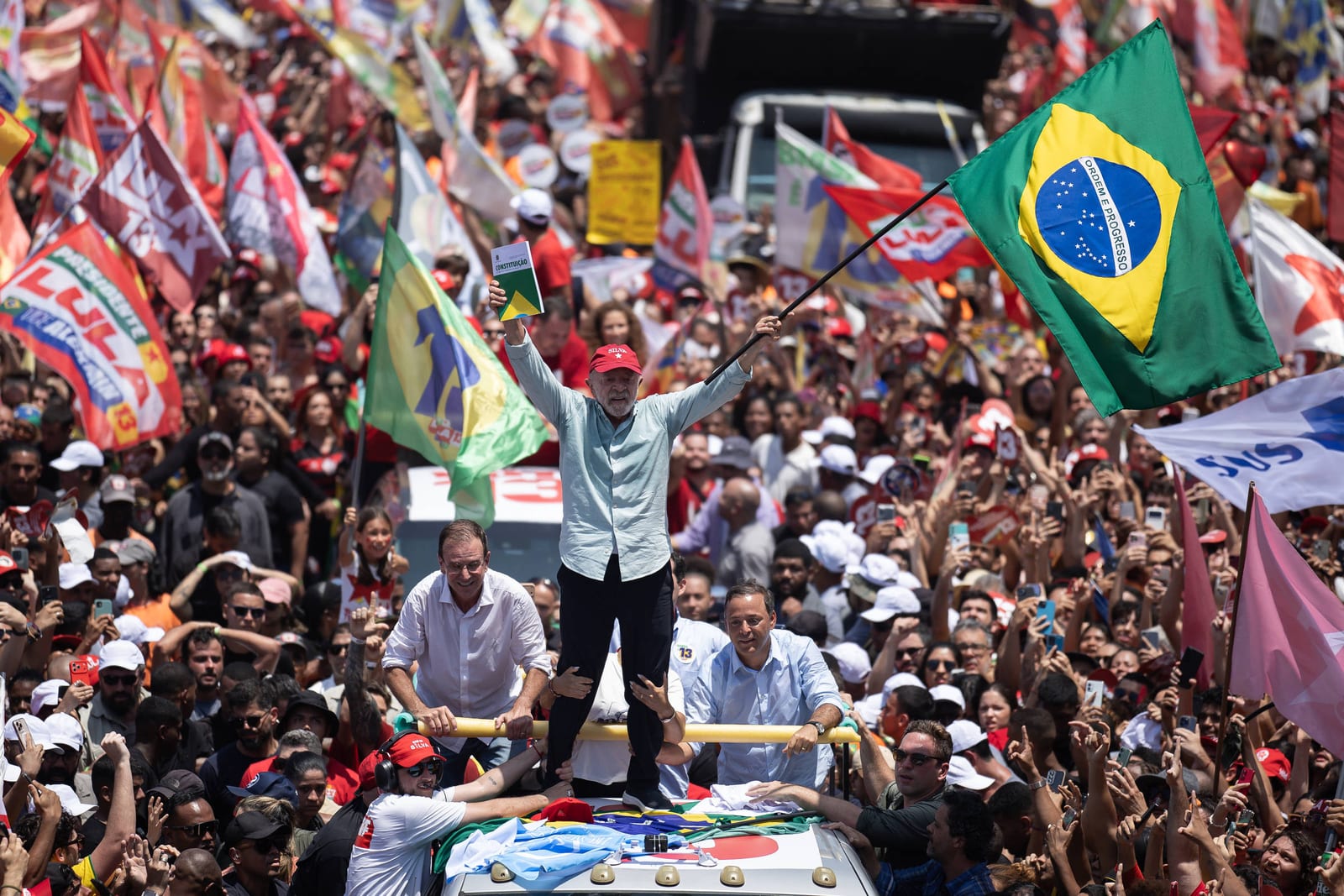 Em ato no Rio, Lula diz que Flávio é adversário de mais baixo nível e volta a citar morte de menina