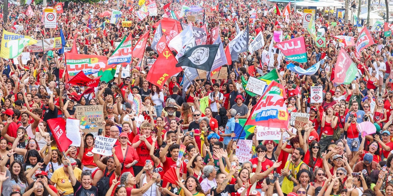 Ato em Copacabana: Milhares Clamam por Democracia e Apoio a Lula em Feriado Nacional
