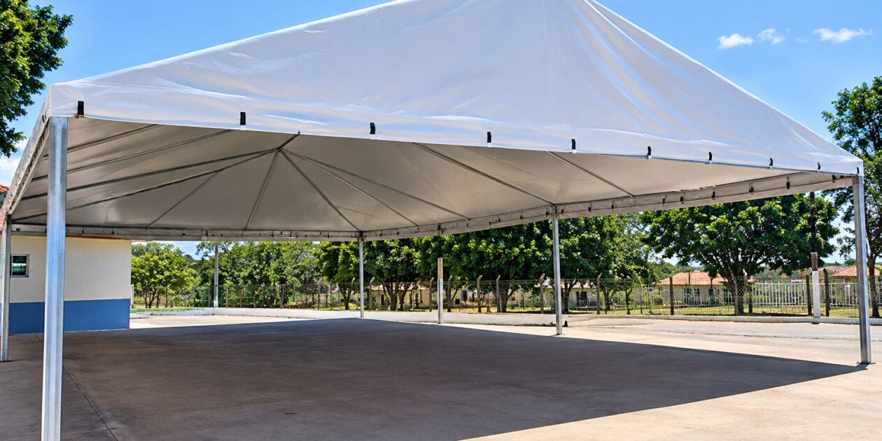 MAURISAN E SANDRA VALERIA SOLICITARAM A INSTALAÇÃO DE UMA TENDA PARA COBERTURA DE ÁREA DE RECREAÇÃO DA ESCOLA DO POVOADO