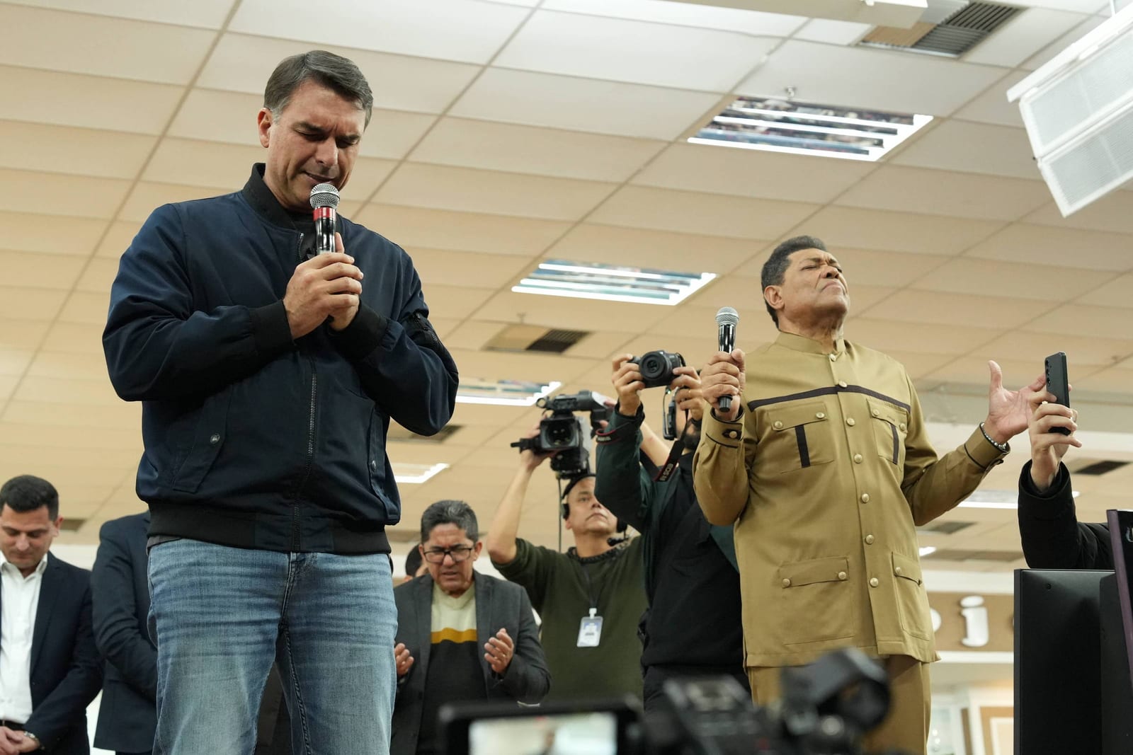 Flávio Bolsonaro visita Igreja Mundial e ora pela 'nação' em SP