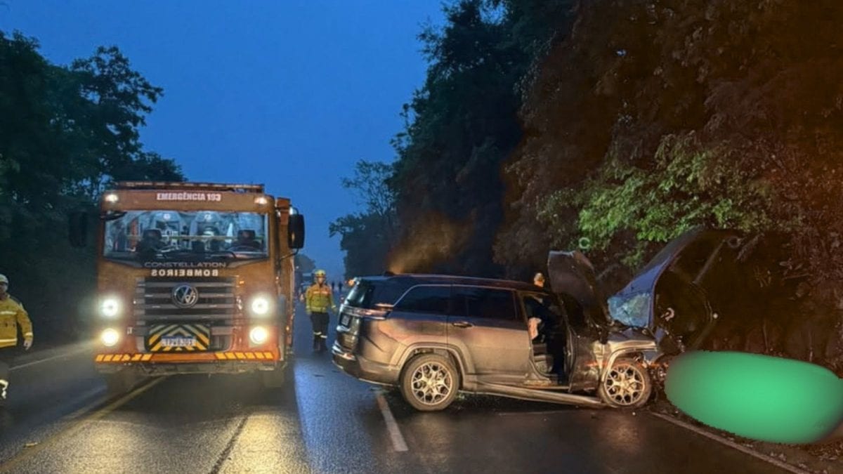Colisão frontal entre carros deixa duas pessoas mortas e homem ferido na BR-282 em SC