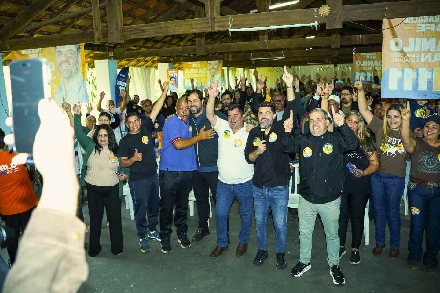 Luiz Fernando reuniu moradores no Champirra e pediu deputados próximos
