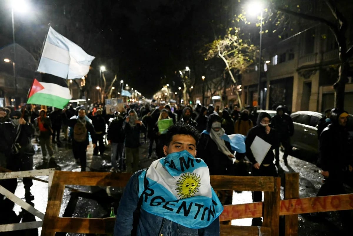 Protesto em Buenos Aires contra lei de propriedade termina em confronto