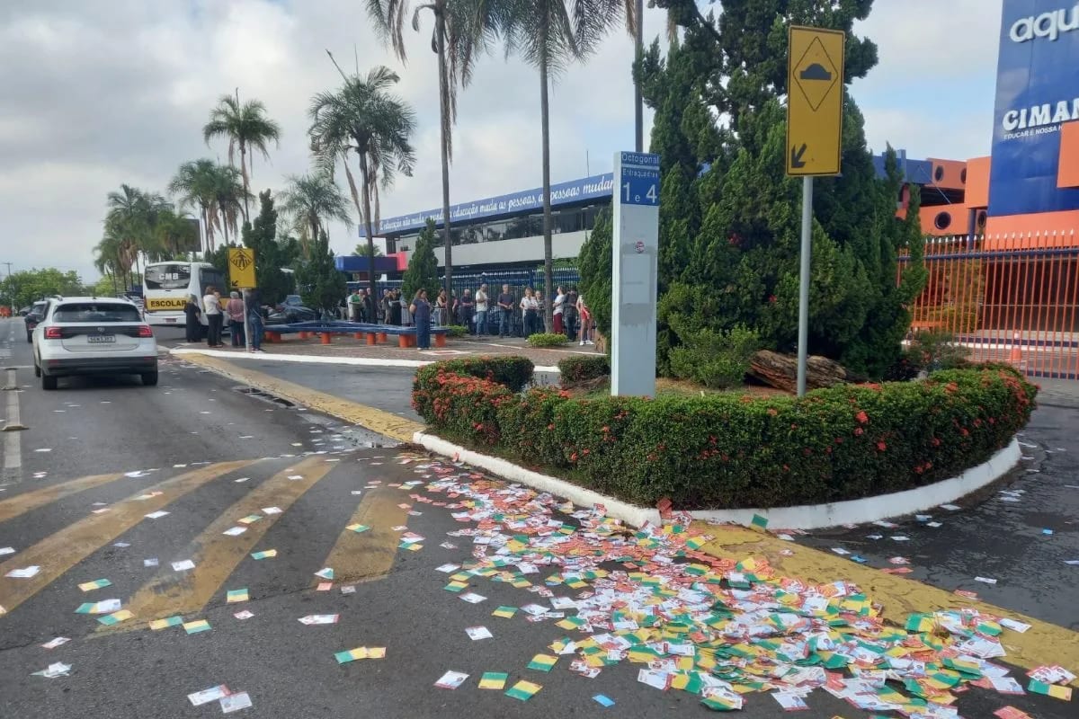 Ruas do DF amanhecem cobertas por santinhos no domingo de votação